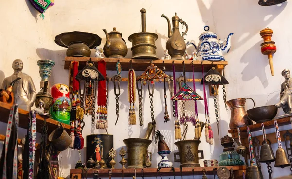 Souvenir tua dan artefak sejarah di sebuah bazar di kota Bukhara — Stok Foto