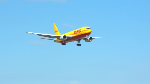 Dhl 767 货运机商业运输喷气式飞机在南佛罗里达的晴天降落在米亚迈阿密国际机场 — 图库视频影像
