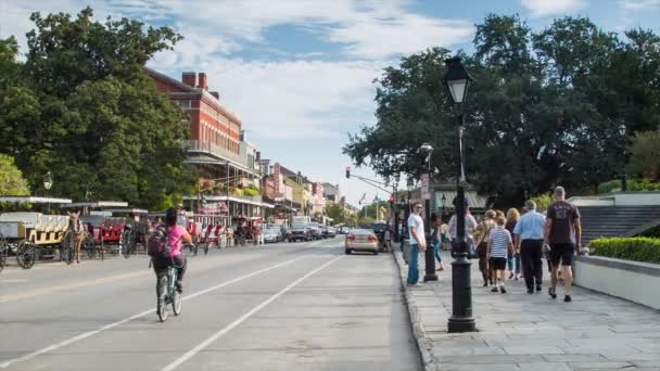 Zwiedzanie Turyści Chodzenie Decatur Street Francuskiej Dzielnicy Nowego Orleanu Rano — Wideo stockowe