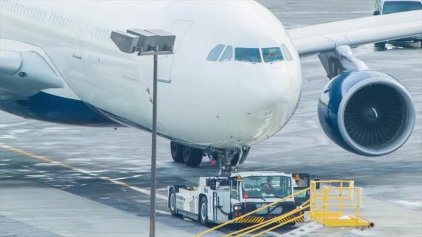 Avión Comercial Con Librea Blanca Genérica Que Tira Hacia Edificio — Vídeo de stock