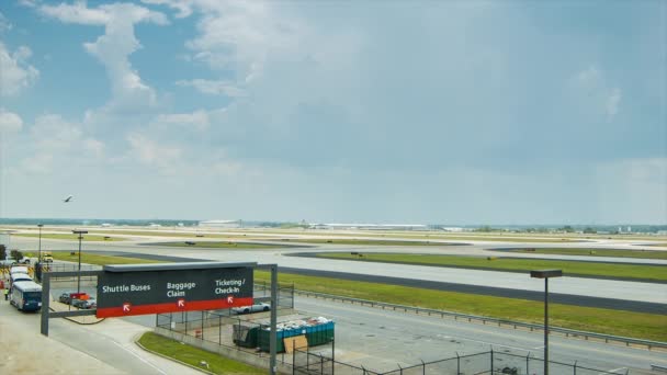 Atlanta International Airport Signage Szerokim Lotnisku Tle Commercial Airliner Startu — Wideo stockowe
