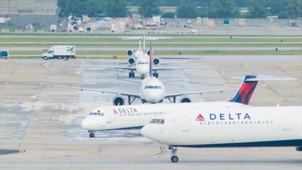 Літаки Delta Airlines Міжнародному Аеропорту Атланта Вишикувалися Очікуванні Місця Терміналі — стокове відео