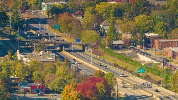 车辆交通通过市中心阿什维尔Nc在I240与秋天的彩色树木在秋天的晴天 — 图库视频影像