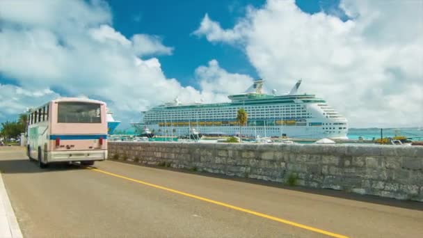 Welkom Dockyard Bermuda Met Twee Grote Aangemeerd Cruise Schepen Een — Stockvideo