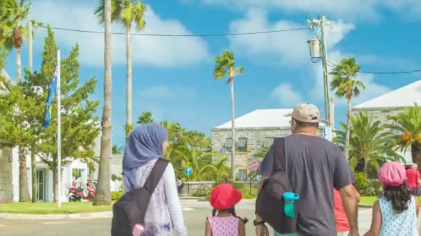 Turistas Vacaciones Explorando Las Calles Las Bermudas Día Soleado Con — Vídeos de Stock