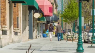 Karı Koca Romantik Eller Tutarak ve Eklektik Tarihi Downtown Hendersonville ile Strolling, Kuzey Carolina Güneşli Bir Bahar Sabahı Storefronts keşfetmek.