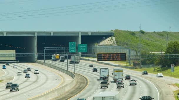 Interstate 285 Perímetro Tráfego Veicular Viajando Debaixo Uma Passarela Aeroporto — Vídeo de Stock