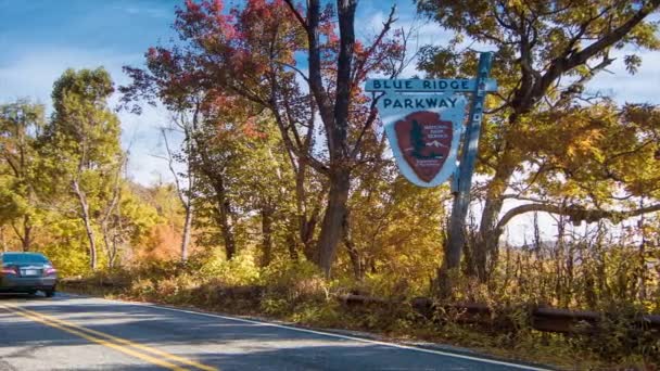 Rodzina Sedan Przechodzącej Nostalgiczny Blue Ridge Parkway Sign Pobliżu Asheville — Wideo stockowe