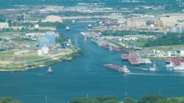 San Jacinto Anıtı ve Müze Kulesi Gözlem Güvertesinden Yüksek Açı Görünümünden Tekneler Mavnaları ve Nakliye Transit Aktivitesi ile Houston Gemi Kanal Eylem
