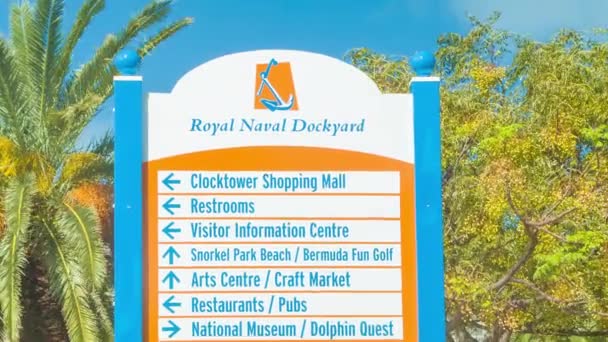バミューダの王立海軍ドックヤードでの情報サイネージのクローズアップ キングスワーフの様々な観光スポットに観光客を導きます 熱帯の木々と青い空が特徴 — ストック動画