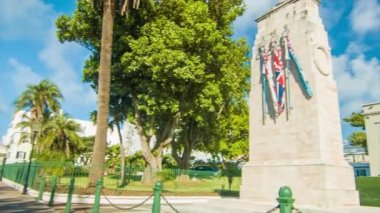 Kabine Bahçeleri ve Bermudian Hükümeti Binası Hamilton Bermuda Front Street Üzerinde Yer Alan Bir Güneşli Gün Yeşil Yeşil Yaprak ve Mavi Gökyüzünde Beyaz Bulutlar featuring