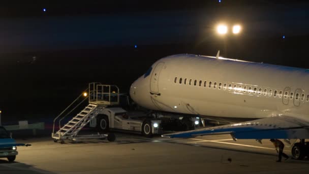 Ein Weißes Passagierflugzeug Das Abend Auf Einer Plattform Für Übernachtungsplätze — Stockvideo