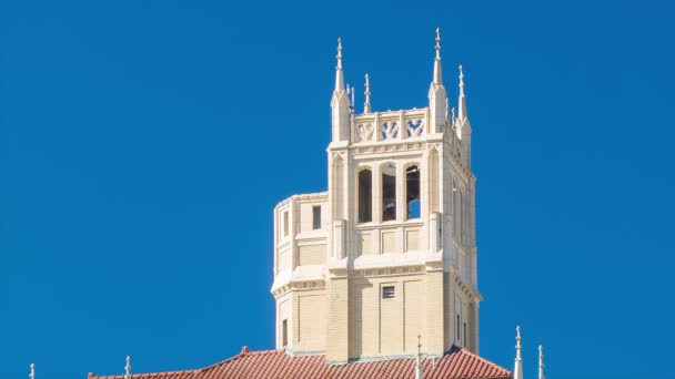 Wieża Budowlańska Asheville Prezentuje Architekturę Budynku Miasta Przed Błękitnym Tłem — Wideo stockowe