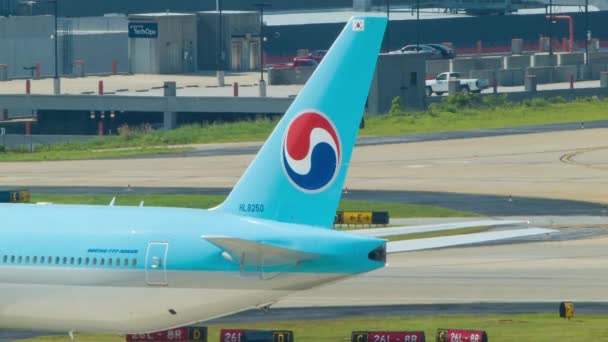Крупним Планом Хвості Корейського Літака Boeing 777 Комерційний Авіалайнер Хартфілд — стокове відео
