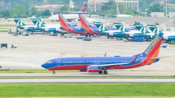 Southwest Airlines Boeing 737 Taxiway Aeroporto Internacional Hartsfield Jackson Atlanta — Vídeo de Stock
