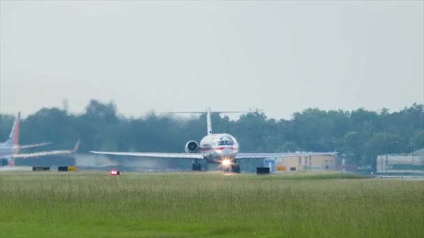 Dc9 Commercial Jet Airliner Close Taking Airport — Stock Video