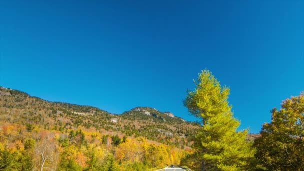 Tomber d'un ciel bleu à la montagne Grand-père et la promenade Blue Ridge avec des voitures lors d'une journée ensoleillée à l'automne avec des arbres de couleur automne dans les montagnes fumées de l'ouest de la Caroline du Nord 