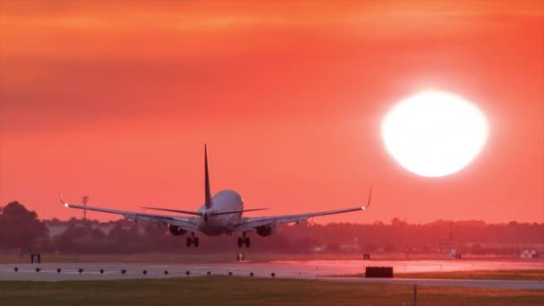 Avião Comercial Jet Airliner Aterrissando Pôr Sol Dourado Com Pneu — Vídeo de Stock