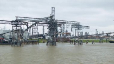 Su Hattı üzerinde Tankerler ve Tekneler Kanalize Gaz ve Petrol Boruları ile Mississippi Nehri Kıyısında Rafineri