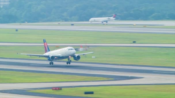 デルタ航空エアバスA319旅客機がハーツフィールド ジャクソン アトランタ国際空港に着陸 — ストック動画