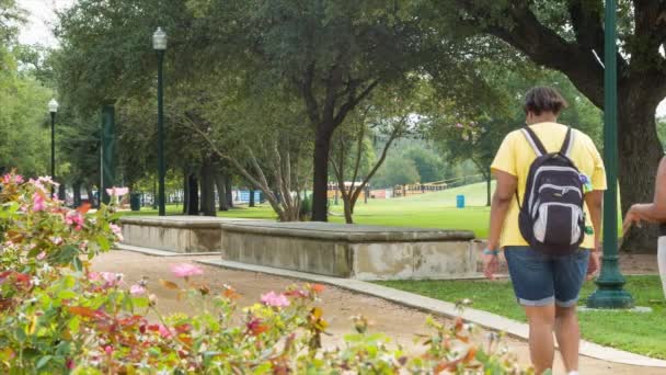 Twee Overgewicht Mensen Lopen Een Pad Houston Texas Hermann Park — Stockvideo