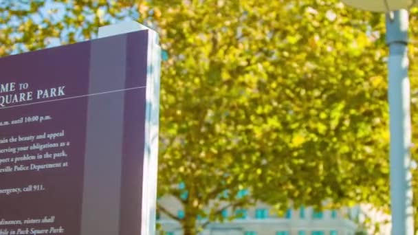 Panning Signage Accogliere Visitatori Pack Square Park Nel Centro Asheville — Video Stock