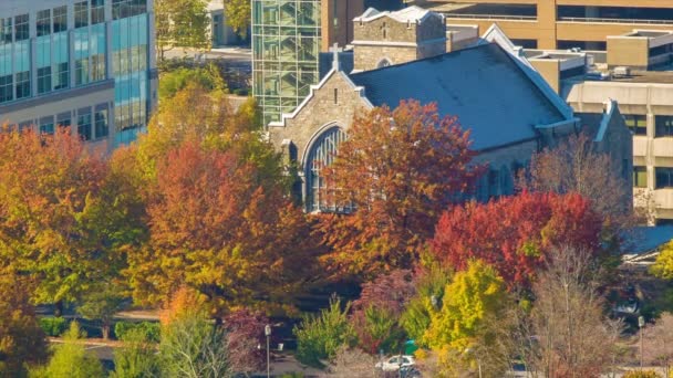 Primera Iglesia Congregacional Ciudad Asheville Rodeada Árboles Color Otoñal Durante — Vídeos de Stock