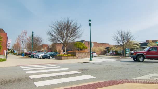 Street Corner Main Street Hendersonville Seguindo Veículo Suv Torno Canto — Vídeo de Stock