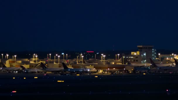 Aeropuerto Internacional Atlanta Atl Exterior Noche Con Aviones Pasajeros Estacionados — Vídeo de stock