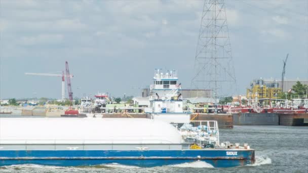 ヒューストンテキサス州のディアパーク工業石油 ガスエネルギー精製工場近くのヒューストン船舶チャネルクローズアップのバージコンテナボートトランジット — ストック動画