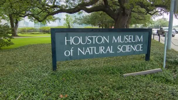 Передняя Часть Хьюстонского Музея Естественных Наук Пышной Зеленью Вокруг Знака — стоковое видео