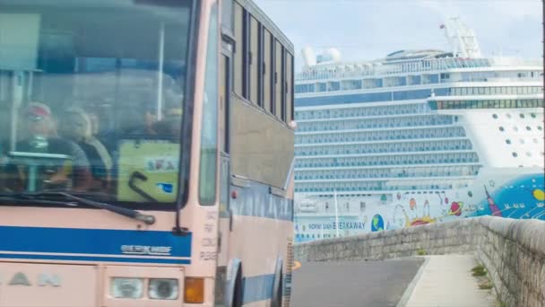 Bermudy Cruise Scene Kings Wharf Przechodzącej Pink Bermudy Transport Bus — Wideo stockowe