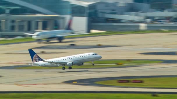 United Express Airlines Embraer Erj170 Avião Comercial Passageiros Decolando Aeroporto — Vídeo de Stock