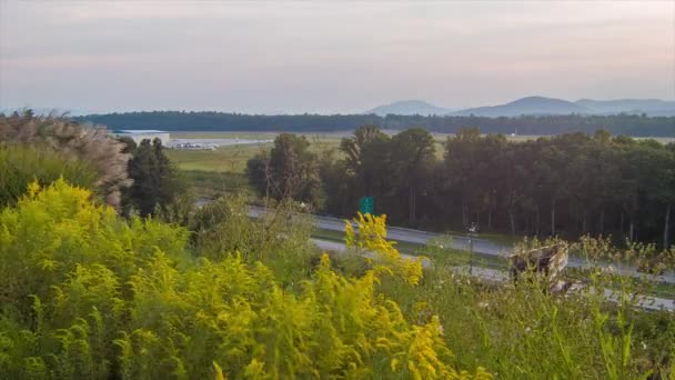 Tráfico Carretera Interestatal Adyacente Aeropuerto Regional Asheville Las Montañas Blue — Vídeo de stock