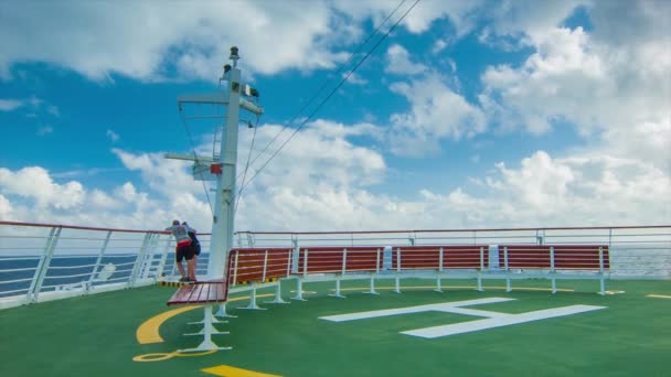 Mensen Staan Boeg Van Een Cruiseschip Met Een Groene Helipad — Stockvideo