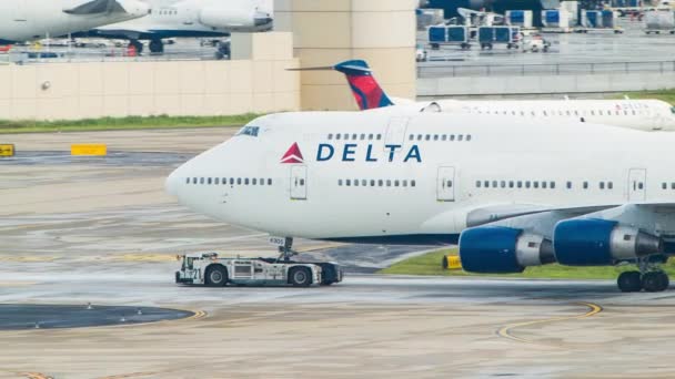 Boeing 747 400 Delta Airlines Close Mientras Estaba Siendo Remolcado — Vídeos de Stock