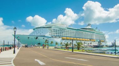 Royal Caribbean International'dan Denizlerin Güzel Kaşifi, Mavi Gökyüzünde Güneş ve Beyaz Bulutlarla Tersane Çevresinde Yolcular ve Taksilerle Mükemmel Bir Günde Bermuda'daki Kings Wharf'a Demirledi