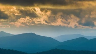 Batı Kuzey Carolina Blue Ridge Dağları Katmanları Üzerinde Hareketli Altın Güneş Işığı ile Parlayan Bulutlar Gibi Yangın