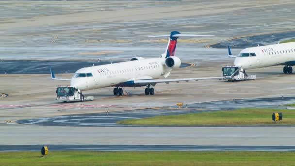 Línea Delta Airlines Regional Jet Airplanes Filmó Timelapse Siendo Remolcado — Vídeos de Stock