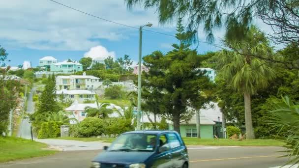 当地交通通过百慕大岛村庄的车辆通过村庄与住宅在田园般的热带环境 — 图库视频影像