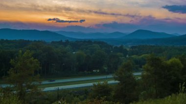 Alacakaranlık Ayarı Interstate 26 Yanında Asheville Nc Trafik Blue Ridge Dağları ve Arka Planda Sunset ile