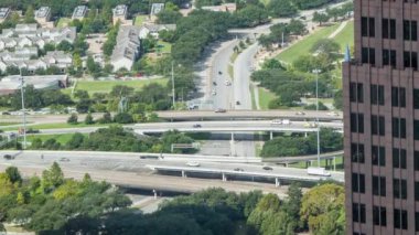 Houston Tx Gündüz Trafik Sunshine ve Araçlar ile Sıcak Texas Günü sırasında Bir Downtown High Rise Binası görülen