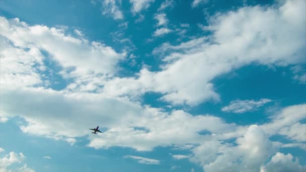 完璧なテキサスの天気の日にヒューストンTxホビー空港から離陸した直後に牧歌的な白い曇り青い空を横切って飛ぶ民間旅客機旅客機 — ストック動画