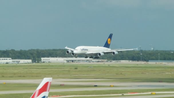 Lufthansa Airbus A380 841 Nombrado Johannesburgo Desembarco George Bush Aeropuerto — Vídeos de Stock