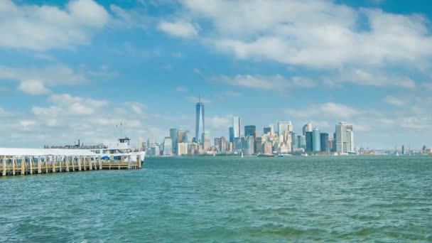 Vista Centro Manhattan Partir Liberty Island Com Balsa Desembarque Passageiros — Vídeo de Stock