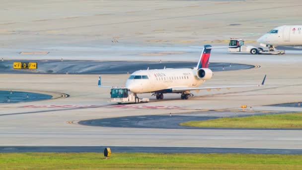 Delta Airlines Commercial Passenger Airplanes Durante Hora Dorada Aeropuerto Internacional — Vídeos de Stock