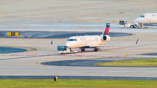 デルタ航空の民間旅客機 アトル ハーツフィールド ジャクソン アトランタ国際空港のゴールデンアワー — ストック動画