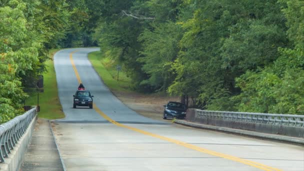 Traffico Auto Moto Sul Blue Ridge Parkway Vicino Alla Foresta — Video Stock