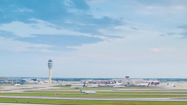 Timelapse Alatt Alkonyat Világ Legforgalmasabb Repülőtéren Széles Kilátással Airfield Hartsfield — Stock videók