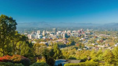 Panning Sol ve Halt Asheville City Downtown Bir Mavi Gökyüzü ve Sonbahar Renkli Yeşillik ile Sonbahar sırasında Town Mountain görülen bir Uzun Menzilli Görünümü ile
